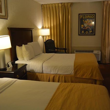Ramada By Wyndham Wichita Airport Hotell Eksteriør bilde