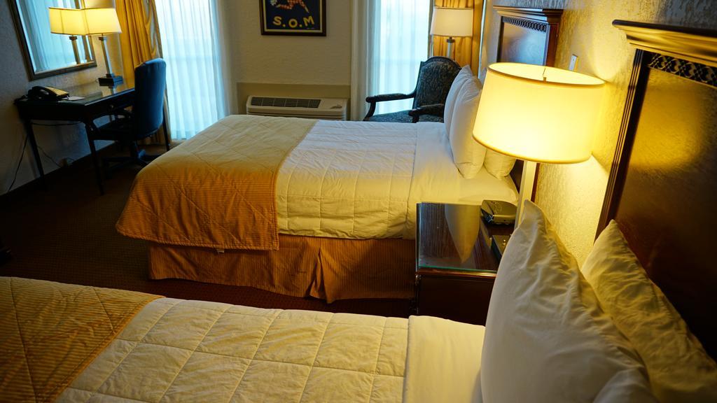 Ramada By Wyndham Wichita Airport Hotell Eksteriør bilde