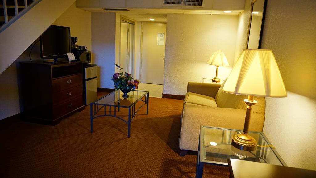 Ramada By Wyndham Wichita Airport Hotell Eksteriør bilde