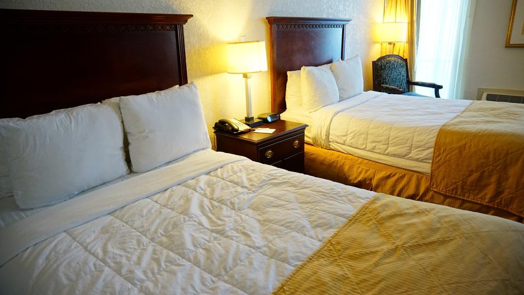 Ramada By Wyndham Wichita Airport Hotell Eksteriør bilde