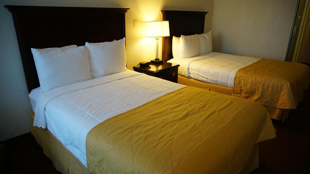 Ramada By Wyndham Wichita Airport Hotell Eksteriør bilde