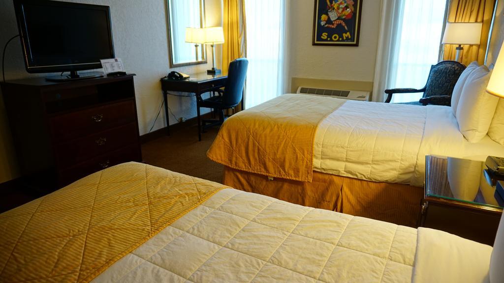 Ramada By Wyndham Wichita Airport Hotell Eksteriør bilde