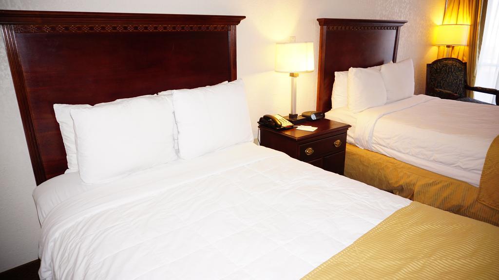 Ramada By Wyndham Wichita Airport Hotell Eksteriør bilde