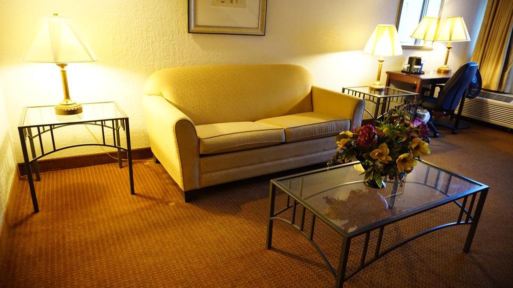 Ramada By Wyndham Wichita Airport Hotell Eksteriør bilde