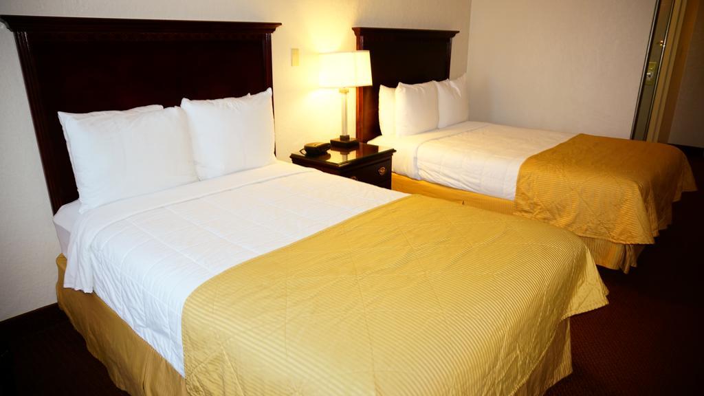 Ramada By Wyndham Wichita Airport Hotell Rom bilde