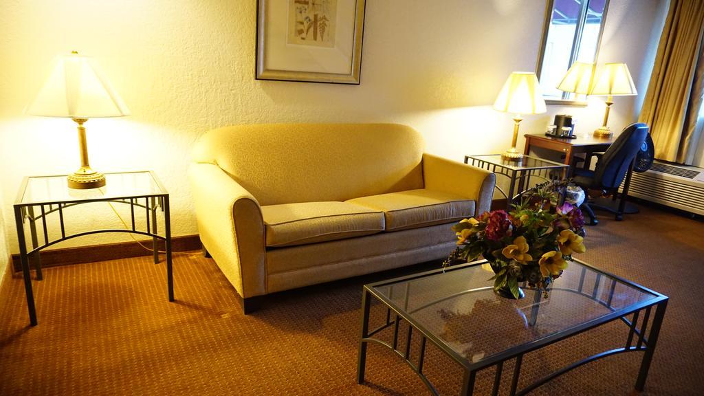 Ramada By Wyndham Wichita Airport Hotell Eksteriør bilde