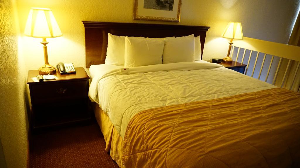 Ramada By Wyndham Wichita Airport Hotell Eksteriør bilde