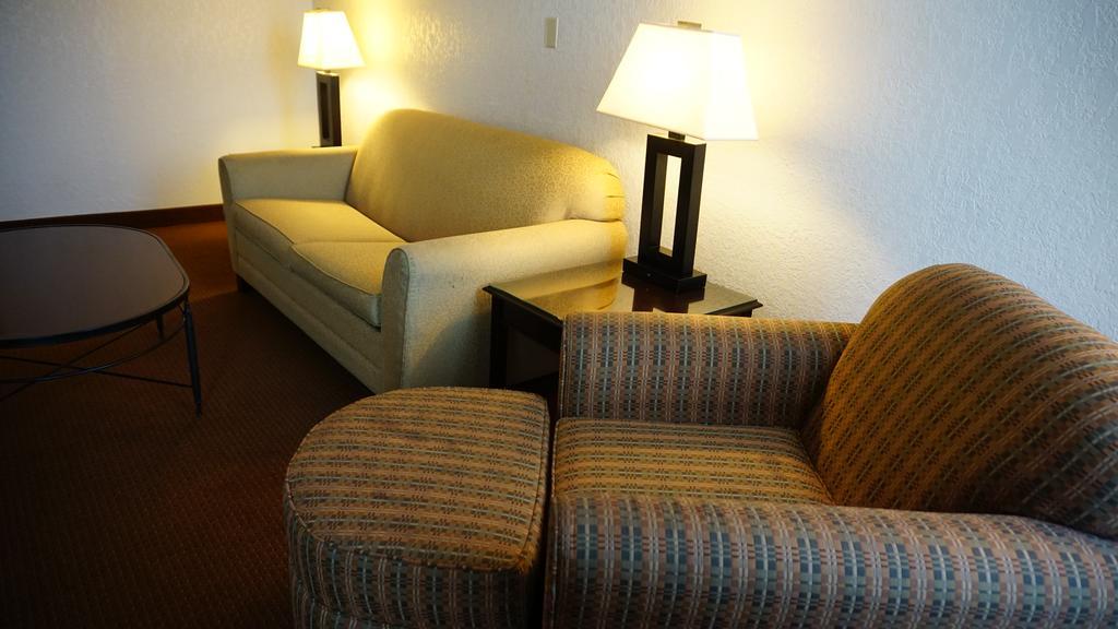 Ramada By Wyndham Wichita Airport Hotell Rom bilde