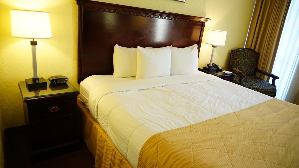 Ramada By Wyndham Wichita Airport Hotell Rom bilde