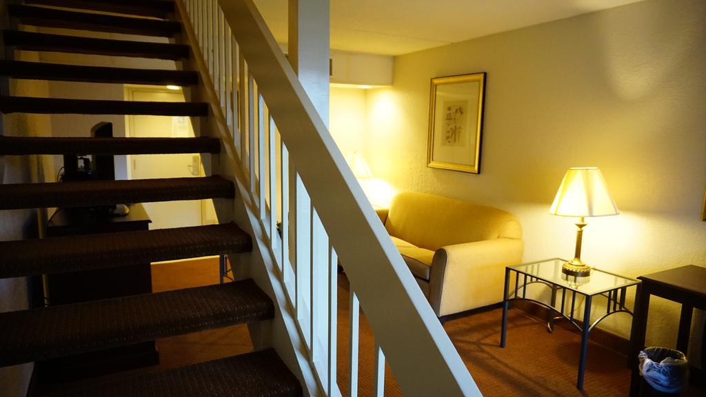 Ramada By Wyndham Wichita Airport Hotell Eksteriør bilde