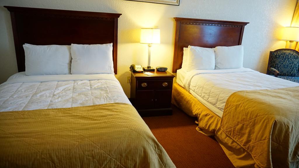 Ramada By Wyndham Wichita Airport Hotell Rom bilde