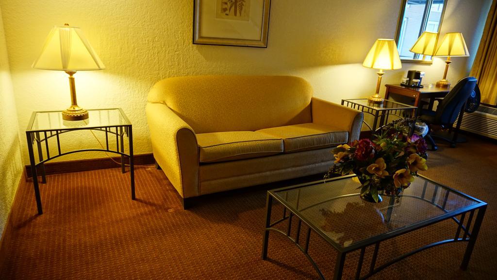 Ramada By Wyndham Wichita Airport Hotell Eksteriør bilde