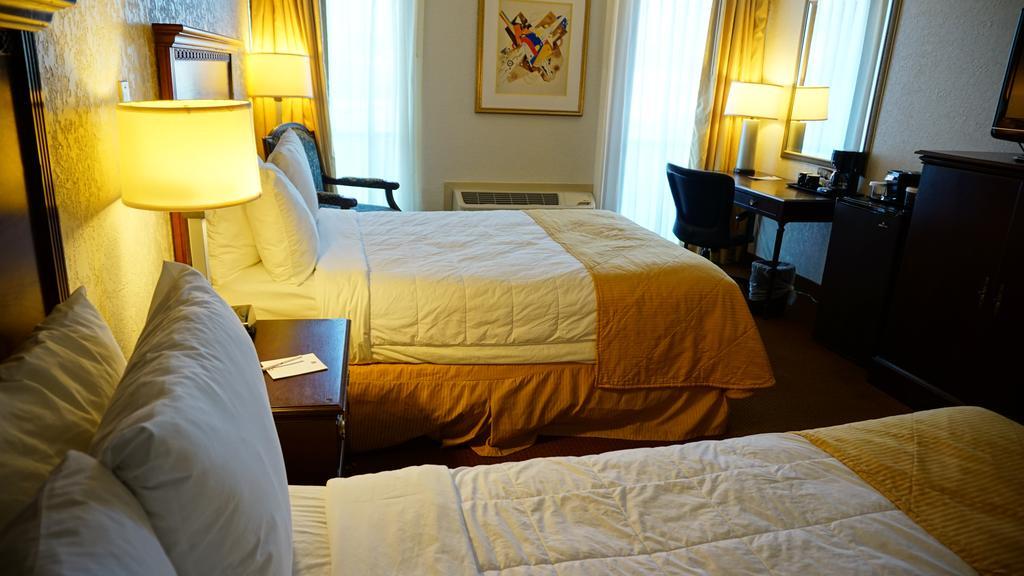 Ramada By Wyndham Wichita Airport Hotell Eksteriør bilde