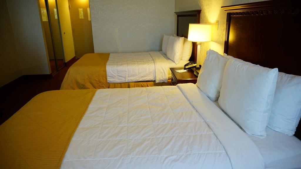 Ramada By Wyndham Wichita Airport Hotell Eksteriør bilde