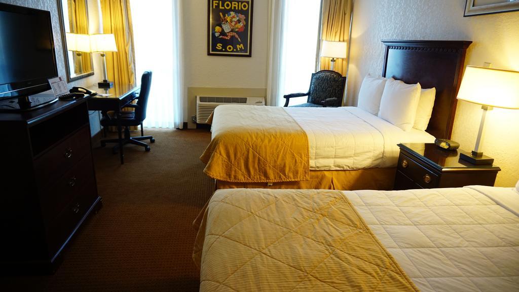 Ramada By Wyndham Wichita Airport Hotell Eksteriør bilde