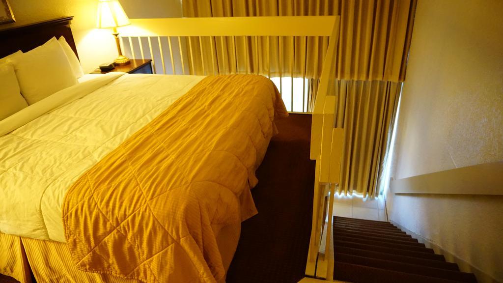 Ramada By Wyndham Wichita Airport Hotell Eksteriør bilde