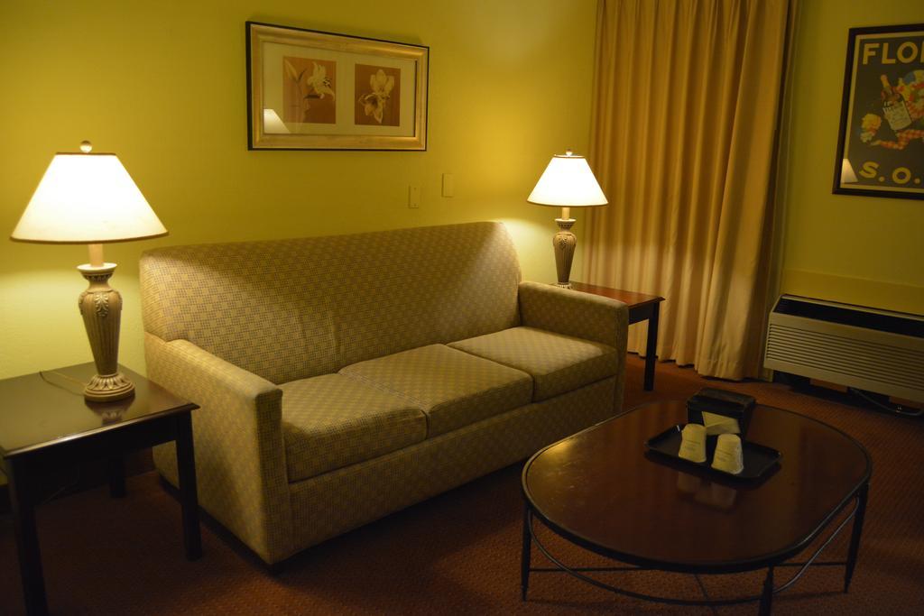 Ramada By Wyndham Wichita Airport Hotell Eksteriør bilde