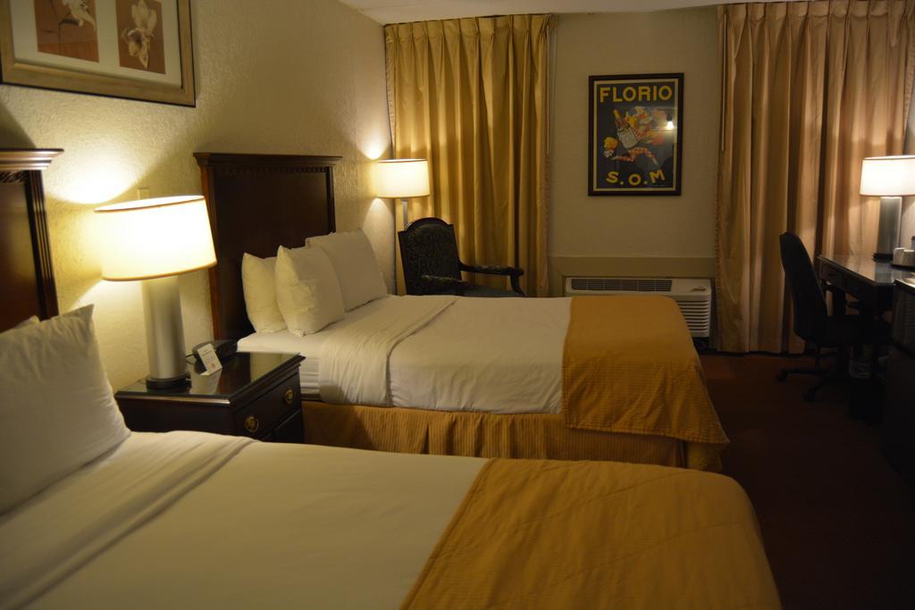 Ramada By Wyndham Wichita Airport Hotell Eksteriør bilde