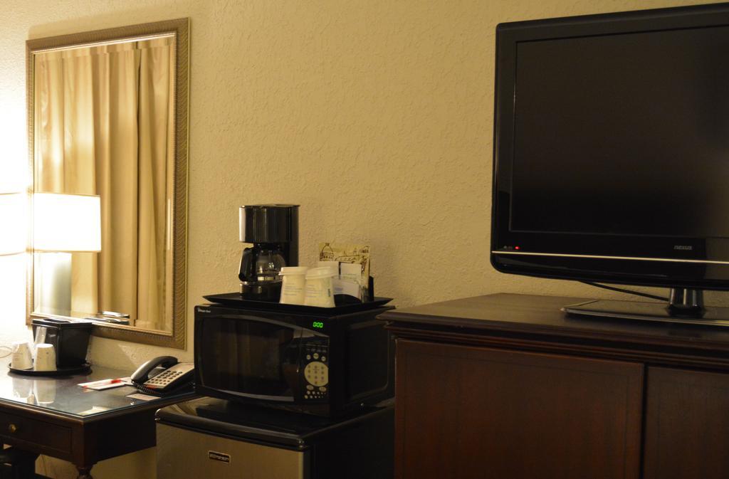 Ramada By Wyndham Wichita Airport Hotell Eksteriør bilde