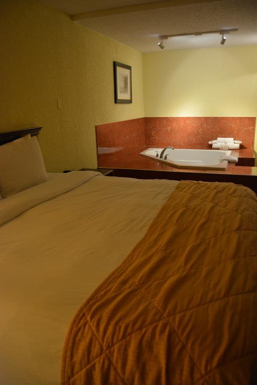 Ramada By Wyndham Wichita Airport Hotell Eksteriør bilde