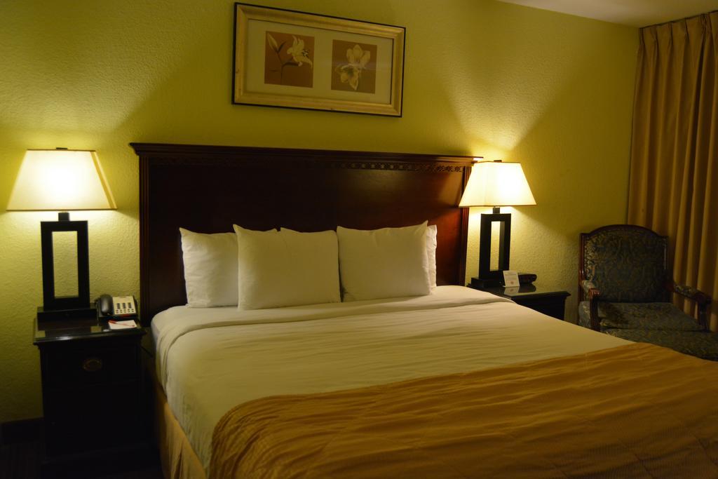 Ramada By Wyndham Wichita Airport Hotell Eksteriør bilde