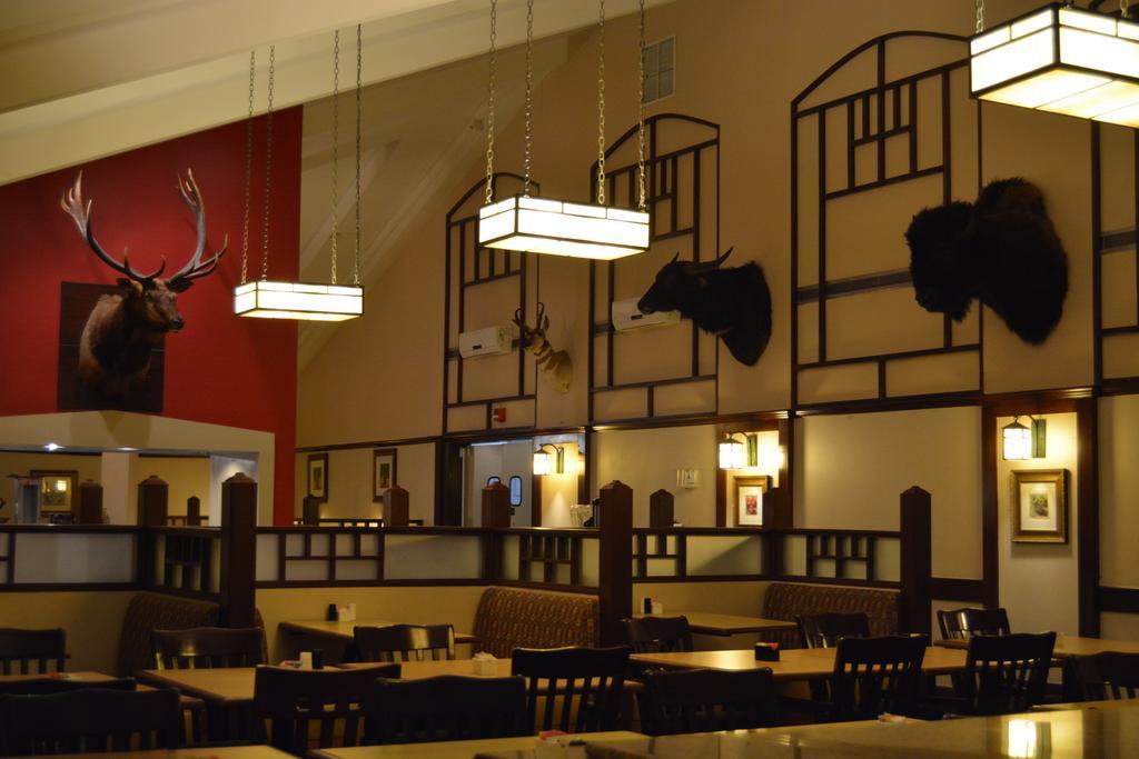 Ramada By Wyndham Wichita Airport Hotell Eksteriør bilde