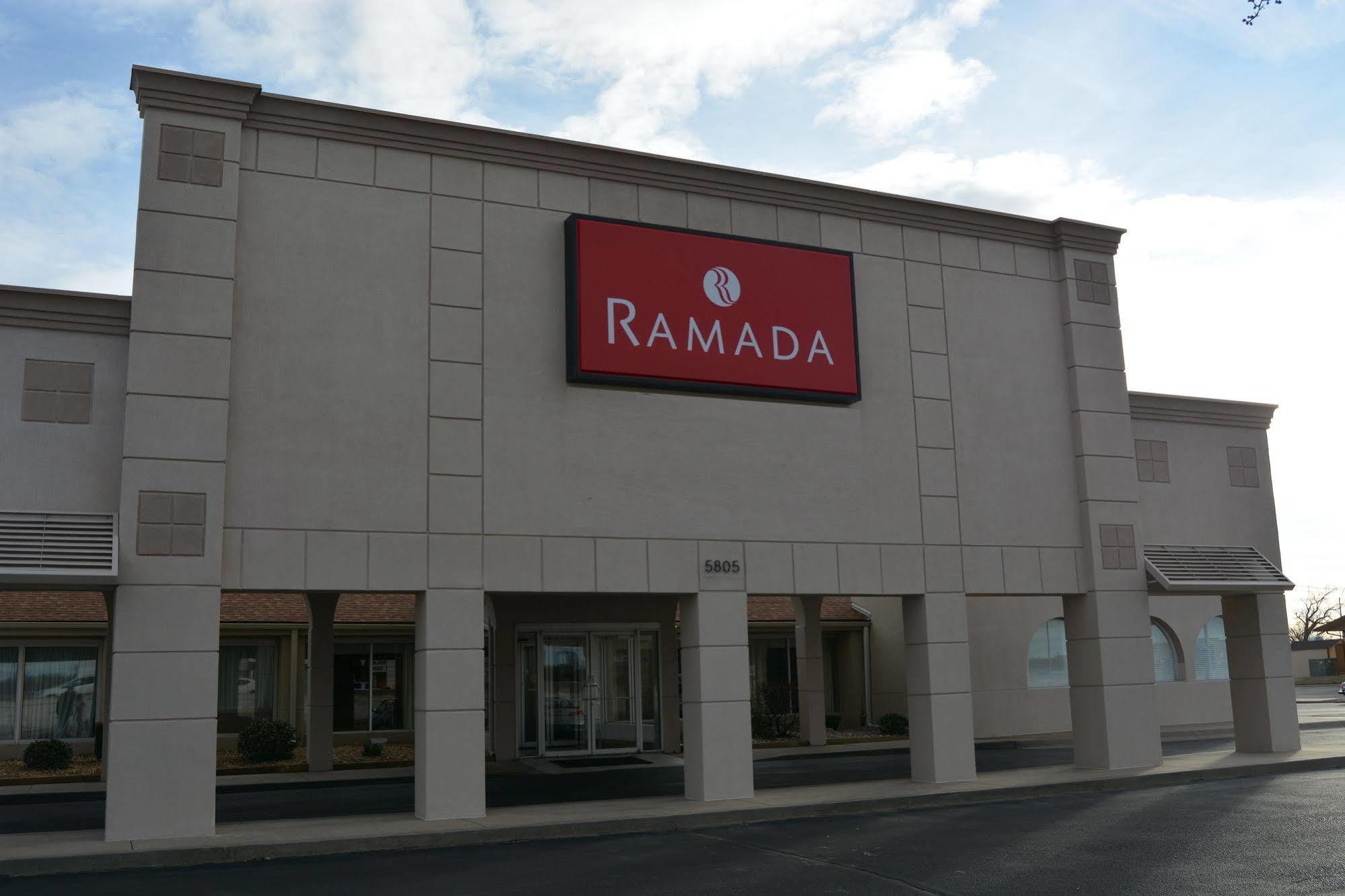 Ramada By Wyndham Wichita Airport Hotell Eksteriør bilde