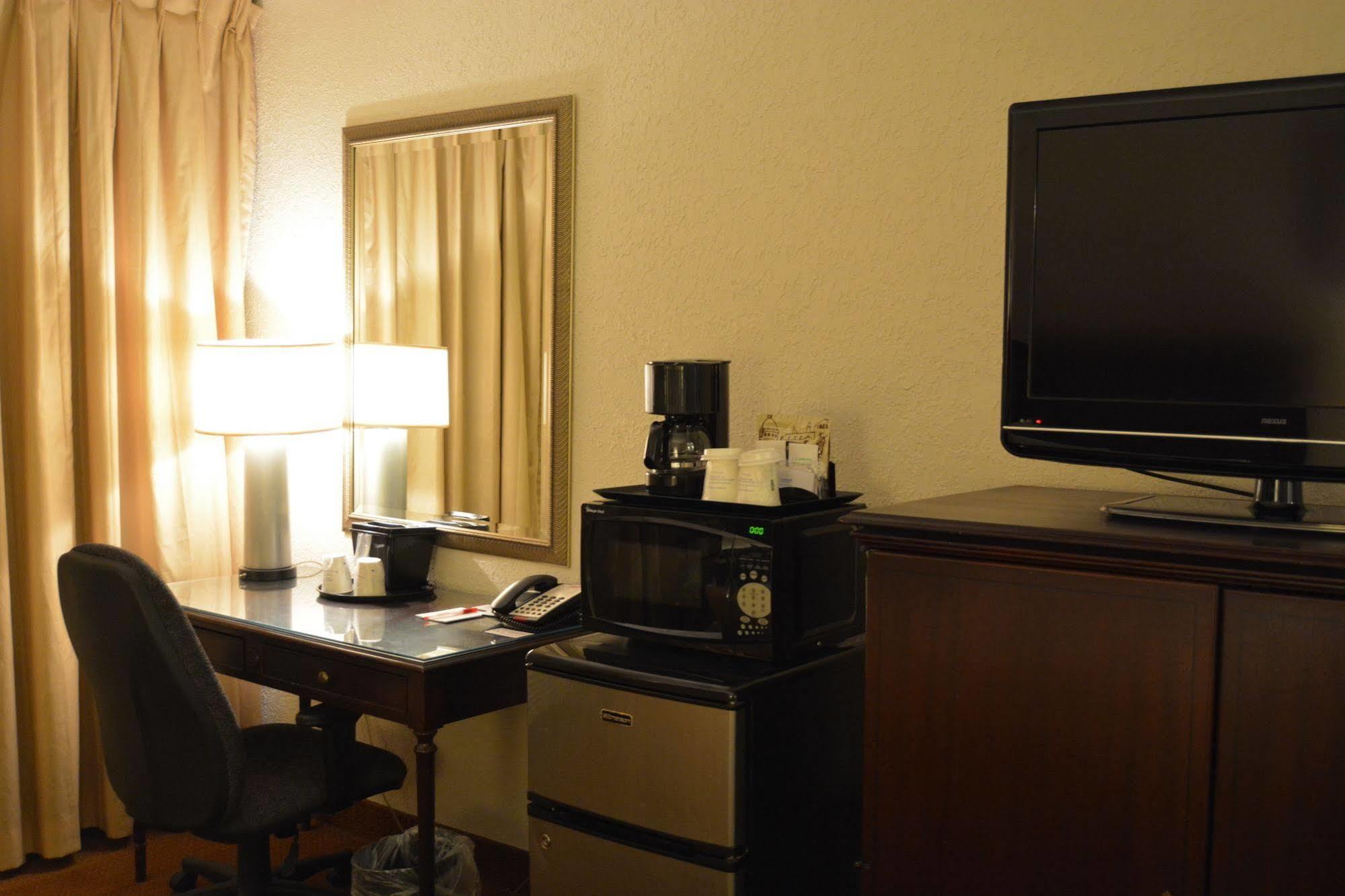 Ramada By Wyndham Wichita Airport Hotell Eksteriør bilde