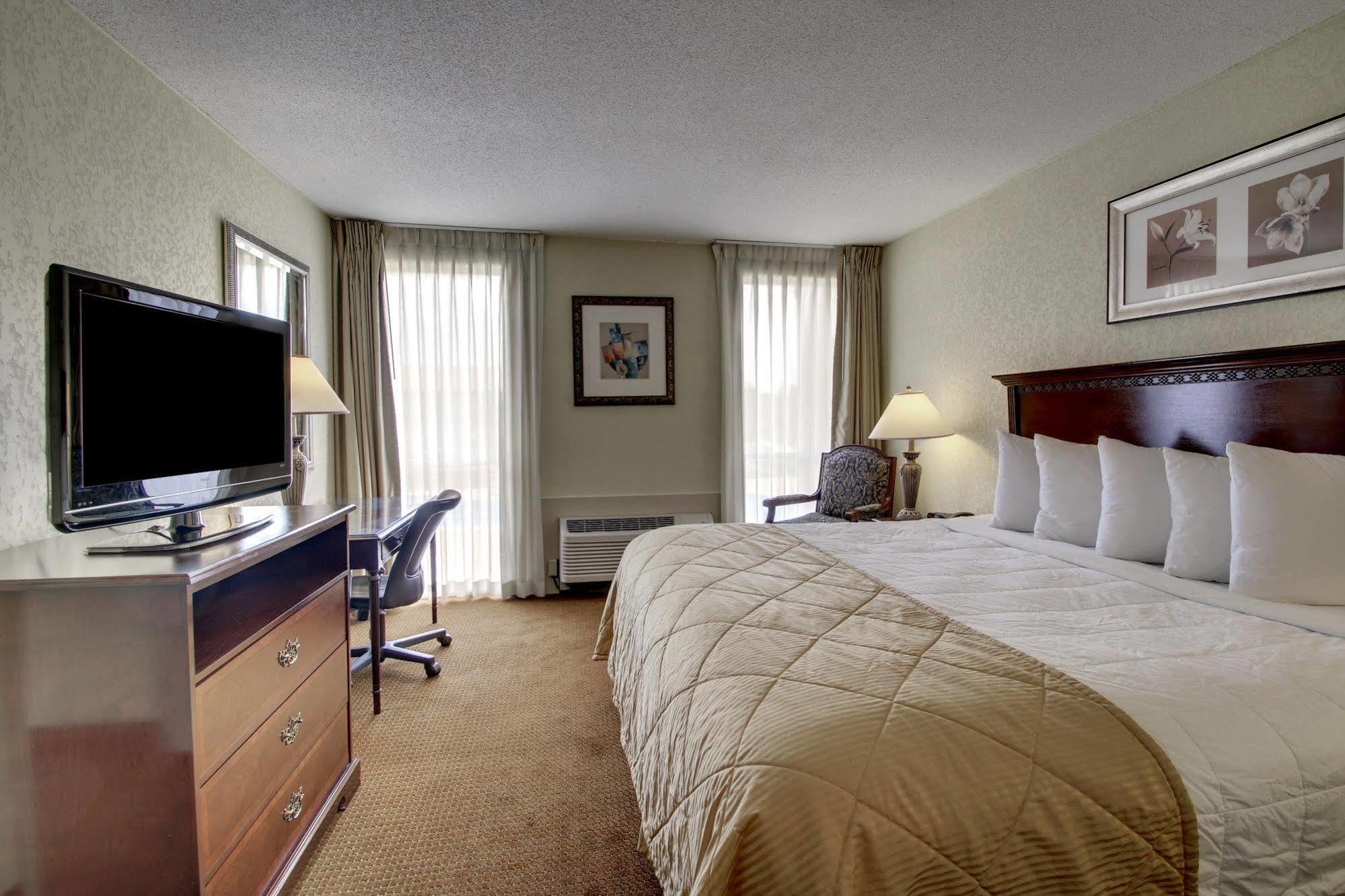 Ramada By Wyndham Wichita Airport Hotell Eksteriør bilde