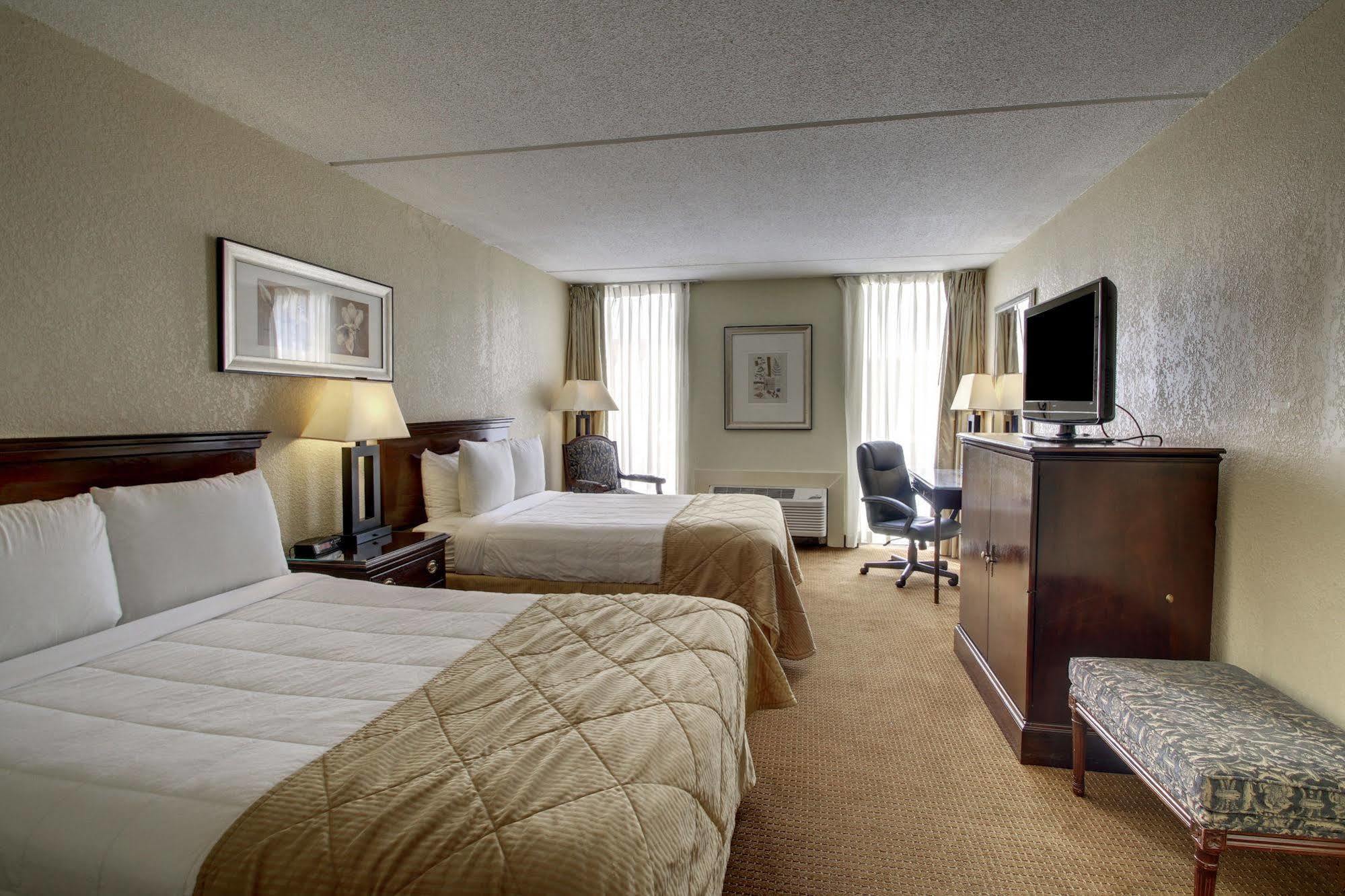 Ramada By Wyndham Wichita Airport Hotell Eksteriør bilde