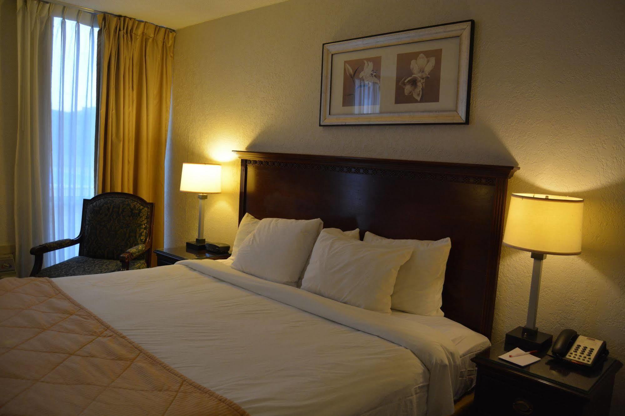 Ramada By Wyndham Wichita Airport Hotell Eksteriør bilde