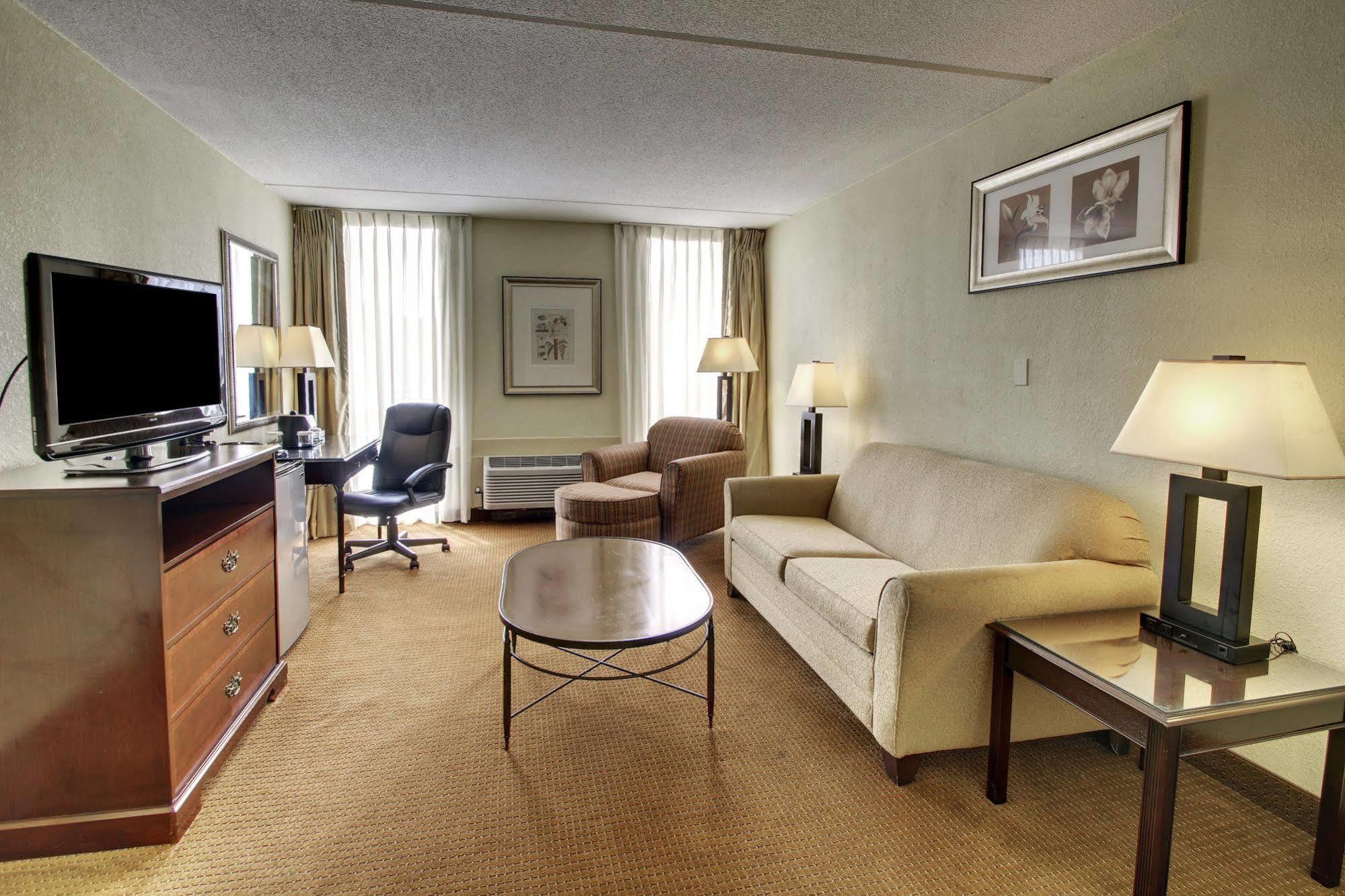 Ramada By Wyndham Wichita Airport Hotell Eksteriør bilde