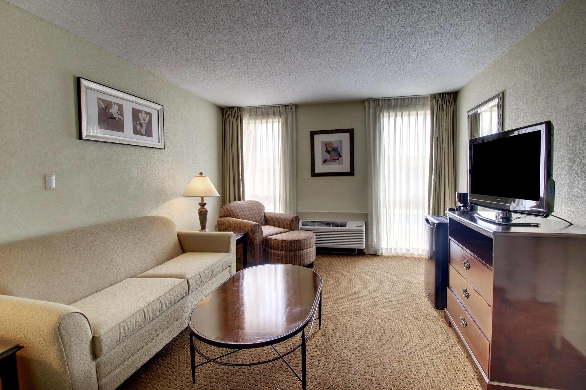 Ramada By Wyndham Wichita Airport Hotell Eksteriør bilde