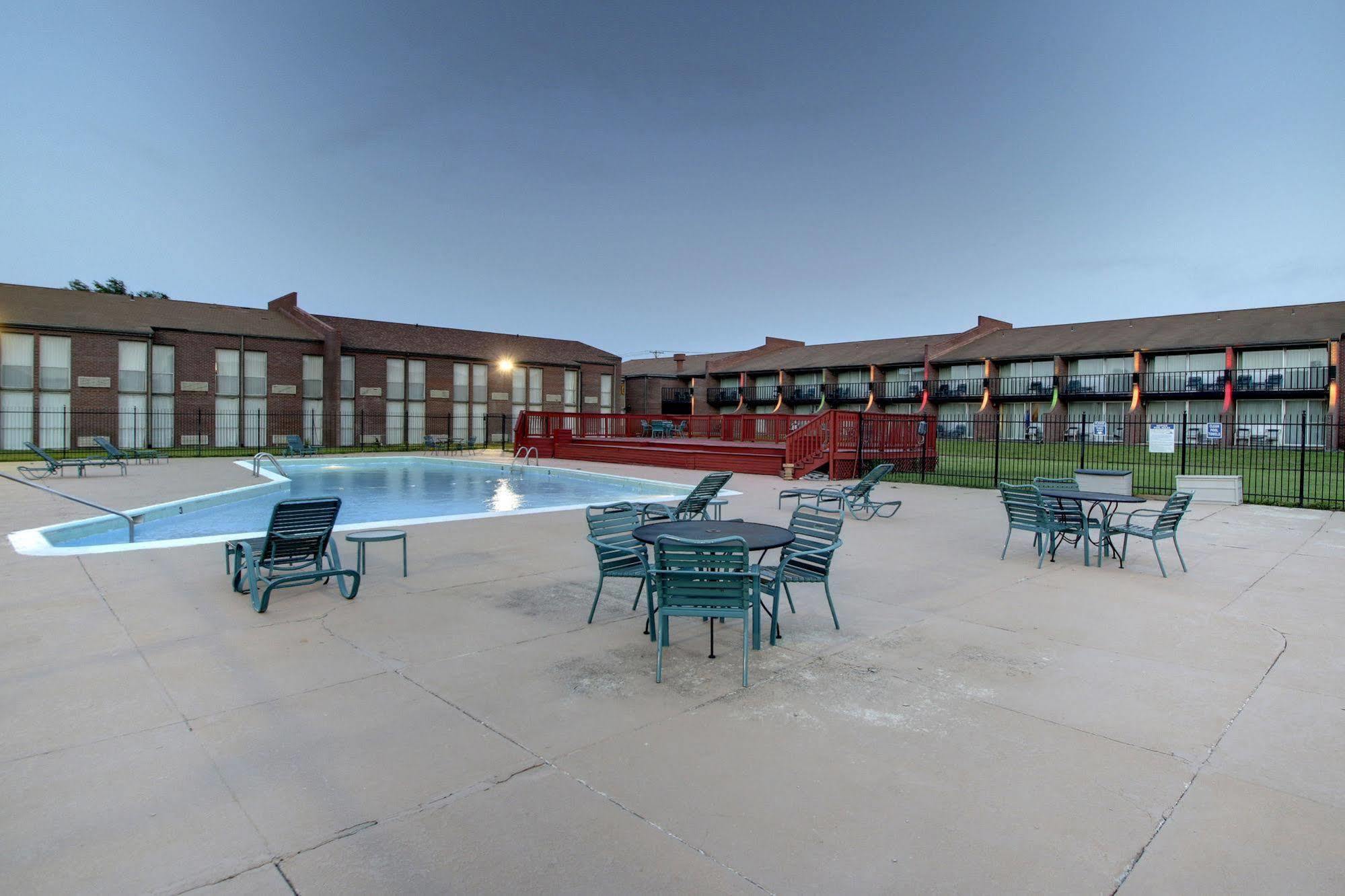 Ramada By Wyndham Wichita Airport Hotell Eksteriør bilde