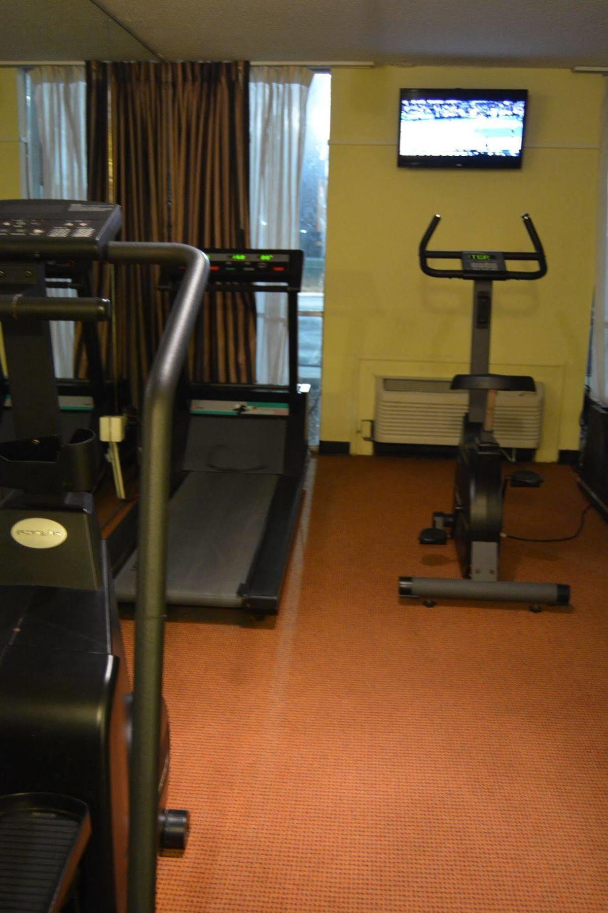 Ramada By Wyndham Wichita Airport Hotell Eksteriør bilde