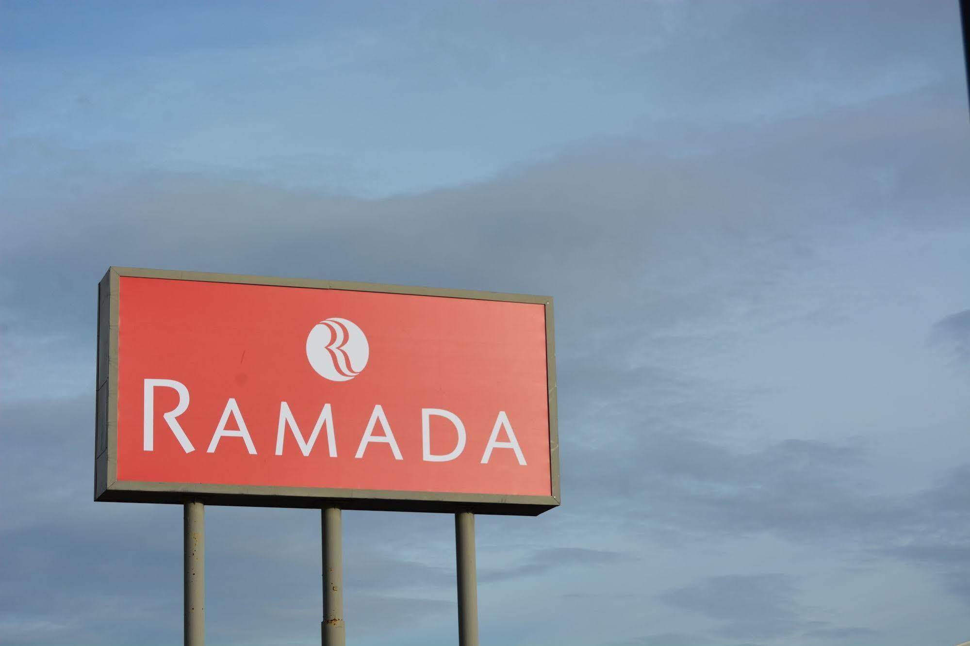 Ramada By Wyndham Wichita Airport Hotell Eksteriør bilde