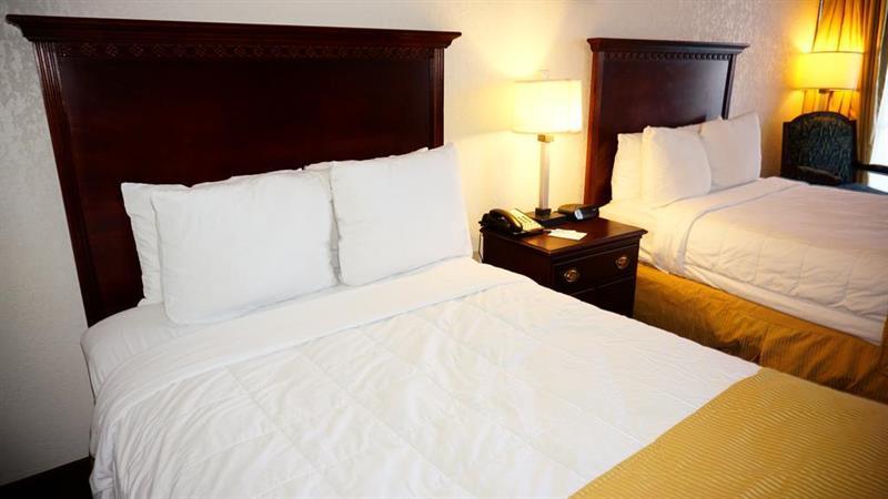 Ramada By Wyndham Wichita Airport Hotell Eksteriør bilde